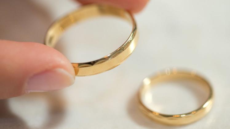 Das gegenseitige Anstecken der Ringe werden Freunde und Familie in der kommenden Zeit nicht beobachten können. Symbolfoto: Friso Gentsch/dpa
