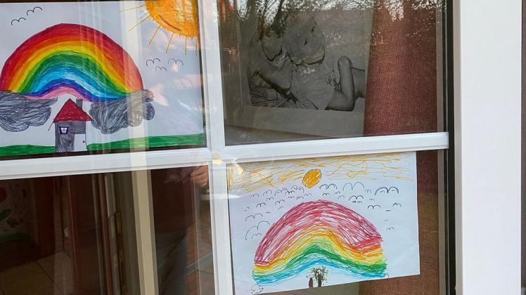 Ein Zeichen an andere Kinder: Regenbogen-Bilder in Schledehausen. Foto: Johanna Kollorz