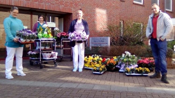 Das Gartencenter Arkenau hat am Mittwoch Blumen an Seniorenheime in Delmenhorst gespendet. Foto: Monique Ehlers-Gravekamp