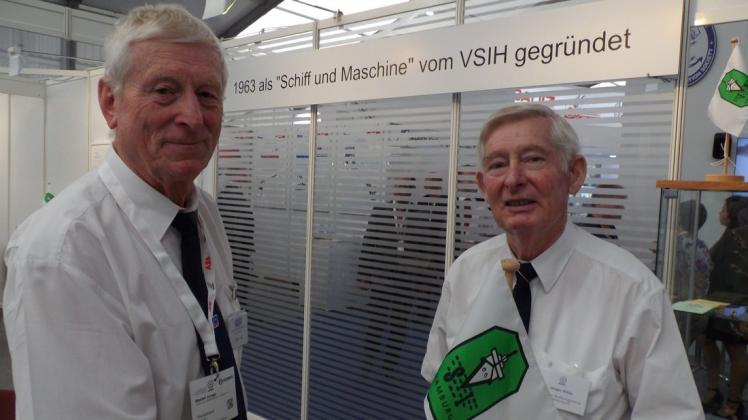 Bei der Schiffbaumesse SMM in Hamburg betreut der Vorsitzende des Vereins Detlef Junge (l.) zusammen mit seinem Hamburger Berufskollegen Jürgen Witte den Stand der Schiffsingenieure.