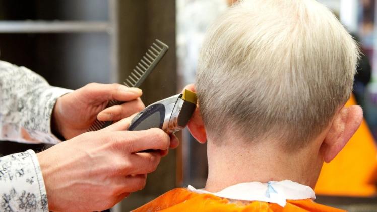 Haare schneiden verboten: Aufgrund der körperlichen Nähe dürfen Friseure derzeit weder im Salon noch während eines Hausbesuchs Kunden bedienen. Foto: Sebastian Kahnert / dpa