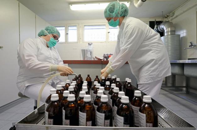 Das selbst hergestellte Desinfektionsmittel wird anschließend in 700 Flaschen abgefüllt.