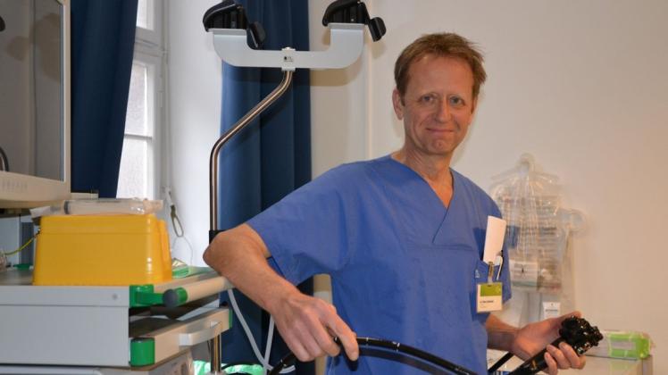 Dr. Klaus Gutberlet, Chefarzt der Klinik für Innere Medizin am Josef-Hospital Delmenhorst, weist auf die wichtige Darmkrebsvorsorge hin. Foto: Marco Julius