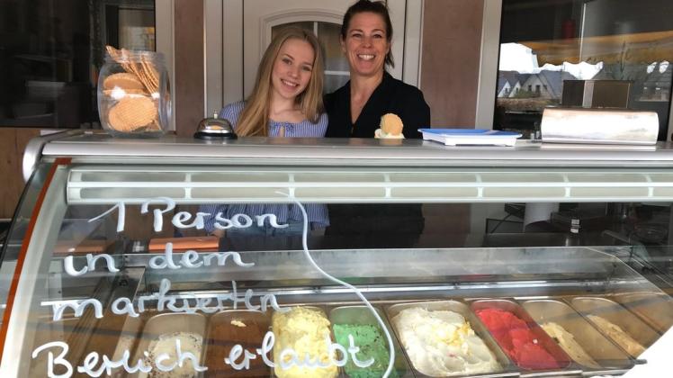 Katja Blume und ihre Tochter Marie dürfen wieder Eis verkaufen - die Kunden müssen allerdings Abstand halten. Foto: Laura Nowak