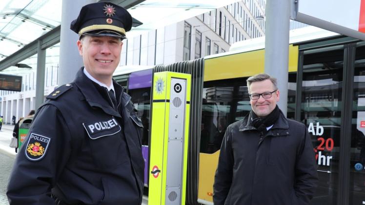 Dr. Carsten Roelecke (links) und Ralf Gießmann an einer der neuen Kontaktsäule am Bremer Hauptbahnhof. Foto: Polizei Bremen