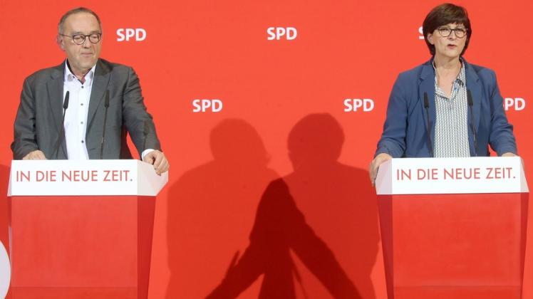Die SPD-Vorsitzenden Norbert Walter-Borjans und Saskia Esken haben kein operatives Amt und daher in der Coronakrise eher wenig zu tun. Nun machen sie mit finanzpolitischen Ideen auf sich aufmerksam. Foto: Wolfgang Kumm/dpa