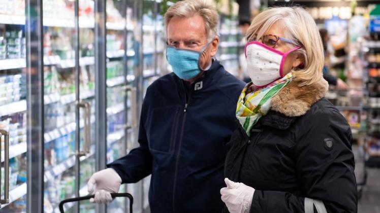 Ein Mund- und Nasenschutz beim Einkaufen wird demnächst in Jena zur Pflicht. Der Landkreis Emsland sieht dazu keinen Anlass. Foto: Sven Hoppe/dpa