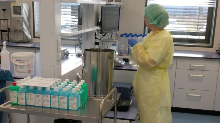 In der Apotheke des Lingener Bonifatius-Hospitals wird jetzt auch Desinfektionsmittel hergestellt. Foto: Bonifatius-Hospital