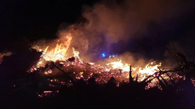 Lichterloh in Flammen stand am vergangenen Mittwochabend ein Holzstapel, den die Feuerwehr Herzlake zwischen den Ortsteilen Felsen und Neuenlande löschen musste. 