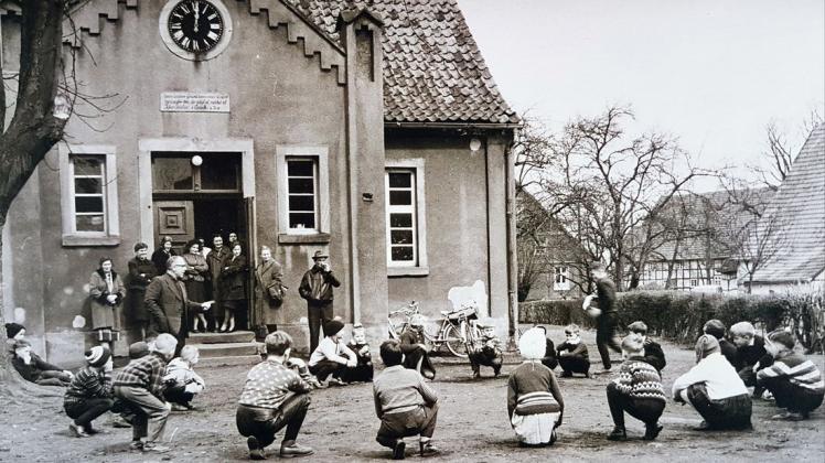 Vor dem Zeitalter des Smartphones: Das beliebte Pausenspiel "Ein Plumpsack geht herum". Repro: Karl-Heinz Führen Vor dem Zeitalter des Smartphones: Das beliebte Pausenspiel "Ein Plumpsack geht herum". Repro: Karl-Heinz Führen