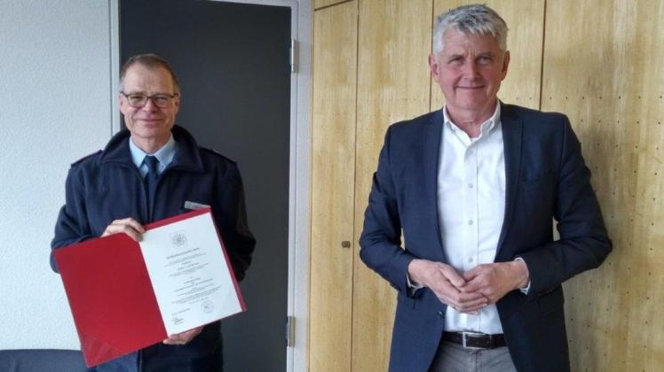 Seine Ernennungsurkunde zum Stadtbrandmeister erhielt Jörg Ludwigs (links) von Bürgermeister Heiner Pahlmann. Foto: Matthias Hintz/Stadt Bramsche