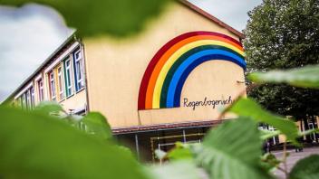 Die Regenbogen-Grundschule in Büren. Dort sind von den anfangs acht Kindern in der Notfallbetreuung derzeit nur noch zwei. Foto: Archiv/Katja Steinkamp