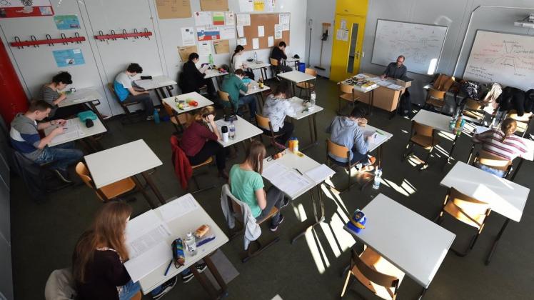 Vom 11. bis 30. Mai finden an den Schulen Mecklenburg-Vorpommerns die Abschlussprüfungen statt. Foto: Holger Hollemann/dpa