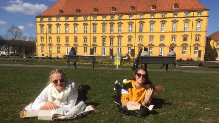 Im Schlossgarten liegen und Liebesromane lesen: Miriam und Jessica nutzen das schöne Wetter. Foto: Rainer Lahmann-Lammert