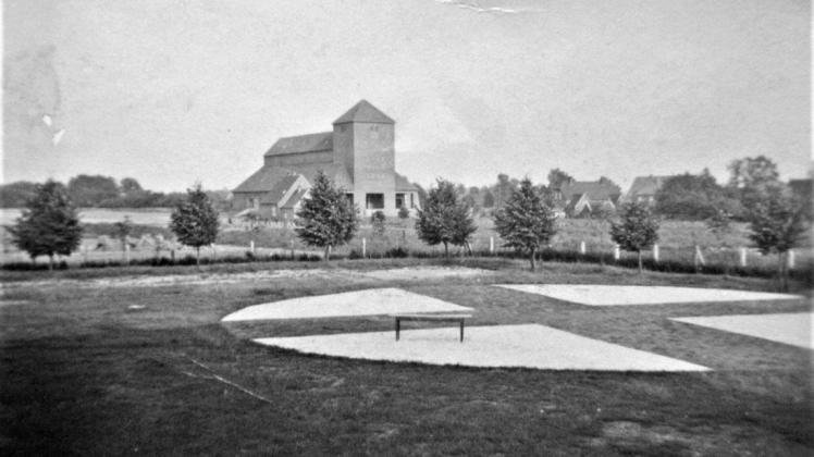 Die heutige Overbergschule (früher: Hindenburgschule) in Lingen-Laxten wurde im Zweiten Weltkrieg unter anderem als Lazarett genutzt. Auf dem Freigelände in Richtung der Kirche St. Josef markierte ein großes Kreuz den Standort. 