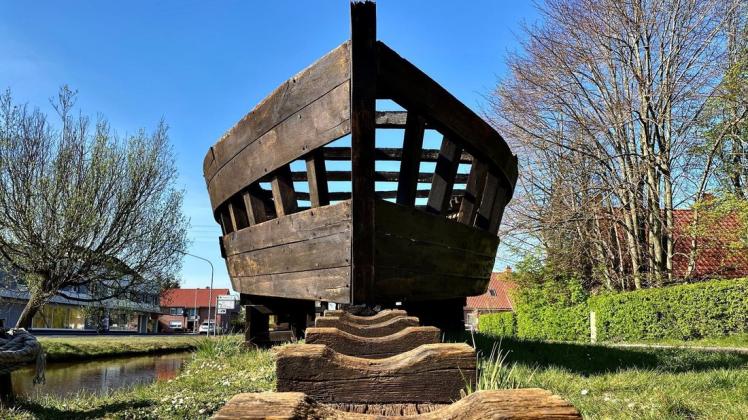 Die Holzschiffe entstanden früher auf Hellingen am Ufer der Papenburger Kanäle. Dieser Nachbau einer Helling ist in der Von-Velen-Anlage am Papenburger Obenende zu sehen. Foto: Christoph Assies