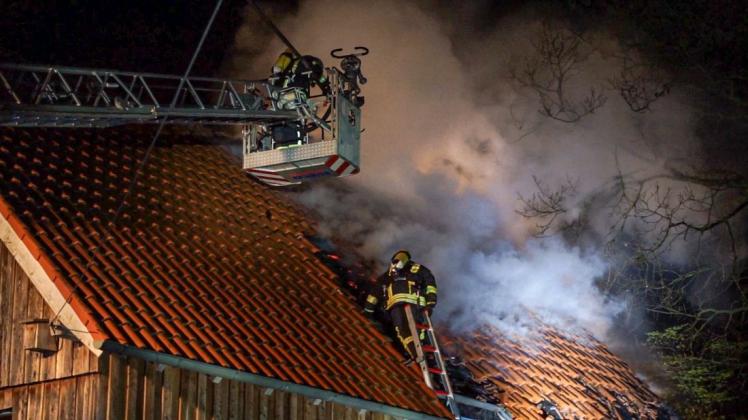 Die Einsatzkräfte konnten das Feuer löschen. Foto: NWM-TV Die Einsatzkräfte konnten das Feuer löschen. Foto: NWM-TV