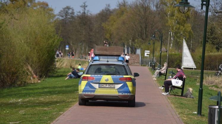 Die Polizei war am Osterwochenende regelmäßig am Dümmer unterwegs. Foto:Martin Nobbe