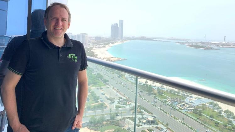 Auf dem Balkon: Der ehemalige Ganderkeseer Carsten Weisner kann von seinem Apartment aus auf den Strand von Abu Dhabi blicken. In der Hauptstadt der Vereinigten Arabischen Emirate gilt wegen der Corona-Krise nachts eine Ausgangssperre. Foto: Dirk Morgenstern