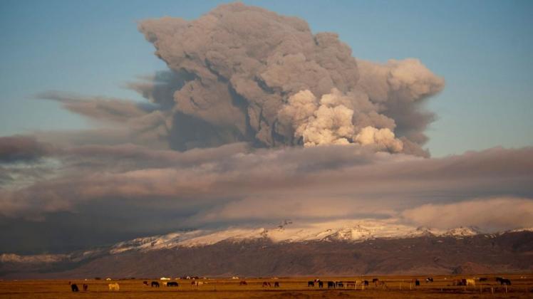 Island, Reykjavik: Der isländische Vulkan am Eyjafjallajökull -Gletscher stößt eine riesige Aschewolke aus. Die Aschewolke legte tagelang den Flugverkehr lahm. Dann schoss etwas ganz anderes als Asche in die Höhe: die Zahl der Island-Touristen. Foto: picture alliance / dpa