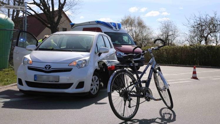 Tragisches Ende eines Ausflugs: Radfahrerin und Auto stoßen in Rostock zusammen