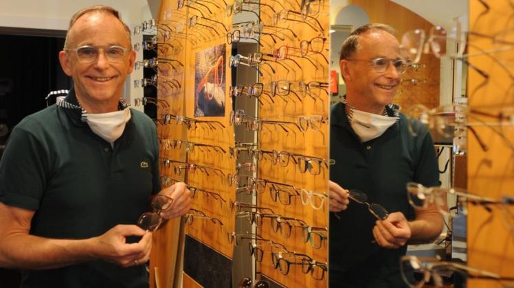 Über 1800 Brillengestelle warten bei Optikermeister Bernd Münster auf Kunden. Foto: Iris Kroehnert