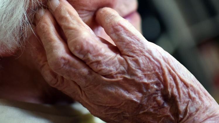 Ältere Personen aus Pflegeheimen profitieren von der Idee mit den Besuchscontainern. Foto: dpa/Britta Pedersen