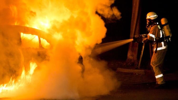In Bremen sind in der Nacht zu Ostersonntag zwei Autos ausgebrannt. Die Polizei ermittelt wegen Brandstiftung und sucht nach Zeugen. Symbolfoto: dpa