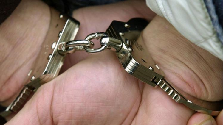 Bei seiner Festnahme hat sich ein 21-jähriger Mann in Huchting heftig gegen die Beamten gewehrt. Symbolfoto: dpa Bei seiner Festnahme hat sich ein 21-jähriger Mann in Huchting heftig gegen die Beamten gewehrt. Symbolfoto: dpa