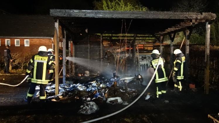 Auf dem Gelände der Freiwilligen Feuerwehr Bremen-Blumenthal ist in der Nacht zu Donnerstag ein Carport in Brand geraten. Foto: Feuerwehr Bremen Auf dem Gelände der Freiwilligen Feuerwehr Bremen-Blumenthal ist in der Nacht zu Donnerstag ein Carport in Brand geraten. Foto: Feuerwehr Bremen