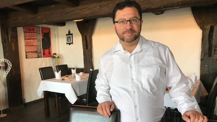 Der Inhaber vom Hotel und Restaurant Schwarzes Ross Ibrahim Celik wünscht sich, dass zumindest große Gastronomiebetriebe wieder öffnen dürfen. Foto: Laura Nowak