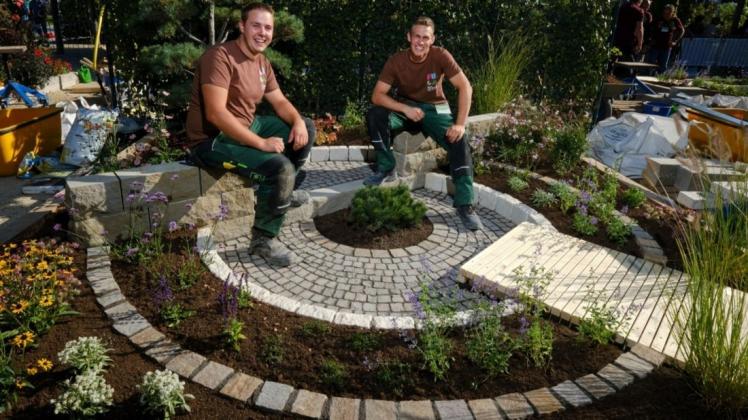 Gartengestaltung geht auch so: Die Kreye-Auszubildenden Marvin Wichmann (links) und Moritz Blankemeyer sind 2019 in einen Wettbewerb des Branchenverbands gegangen. Archivfoto: AuGaLa