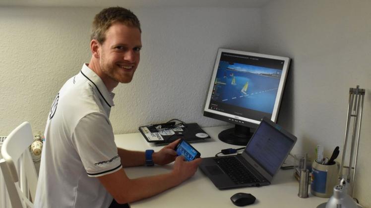eSailing-Bundesliga zu Hause am Schreibtisch: Am Rechner hat es Hauke Sponholz noch nicht ausprobiert, er trainiert und spielt bislang immer auf seinem Handy.