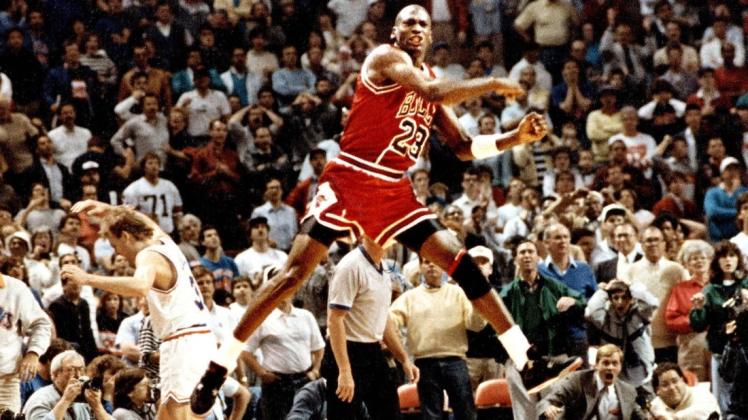 Der junge Michael Jordan im Jahr 1989 nach dem siegbringenden Korb für die Chicago Bulls in Spiel 5 der NBA-Playoffs gegen Cleveland. Auf Netflix erscheint am Montag eine zehnteilige Doku über den wohl besten Basketballer aller Zeiten.