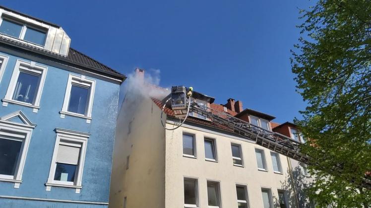 In Osnabrück brennt das Dach eines Mehrfamilienhauses. 