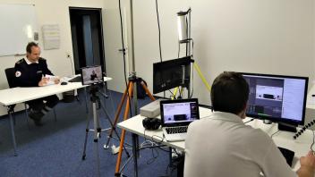 Für die Übertragung der Videokonferenz im Zoom-System war das DRK-Zentrum in ein Studio mit Strahlern und umfangreicher elektronischer Technik verwandelt worden – bedient von Raphael Fietz und Kai Kuckert. Foto: Eckhard Grönemeyer