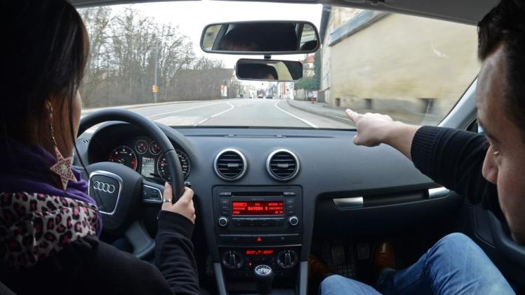 Eng an eng sitzen Fahrschüler und Fahrlehrer zusammen im Auto — während Corona eigentlich undenkbar. Wann die Fahrschulen in Niedersachsen ihren Betrieb wieder aufnehmen dürfen, ist noch offen.