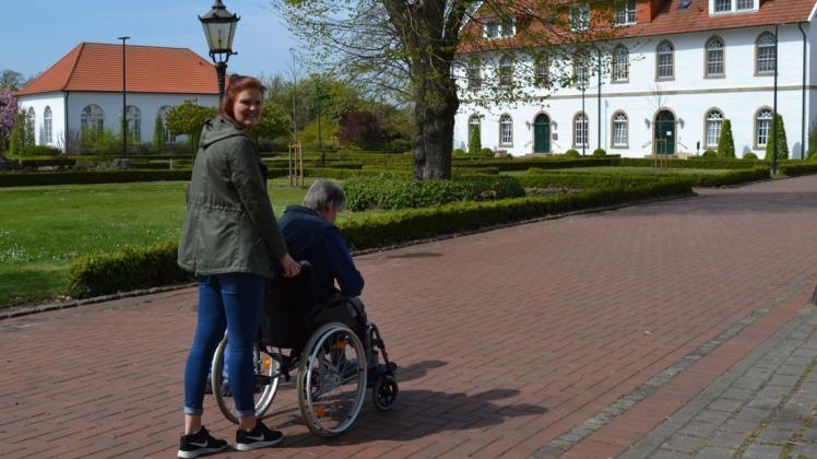 Lea Dallherm betreut in einem Wohnheim in Schapen Menschen mit Behinderungen. Spaziergänge auf dem Gelände sind zurzeit sehr beliebt. Foto: Eileen Piehl