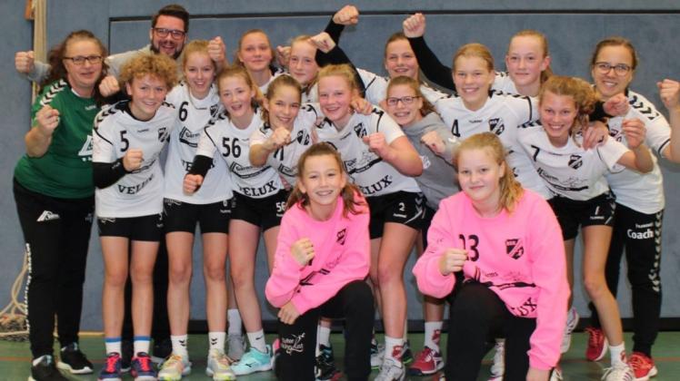 Der Erfolg ihrer Spielerinnen steht für sie über allem: Die ehemalige Nationalspielerin Sabine Kalla (links) hat das C-Jugendteam der HSG Hude/Falkenburg in die Oberliga geführt.
