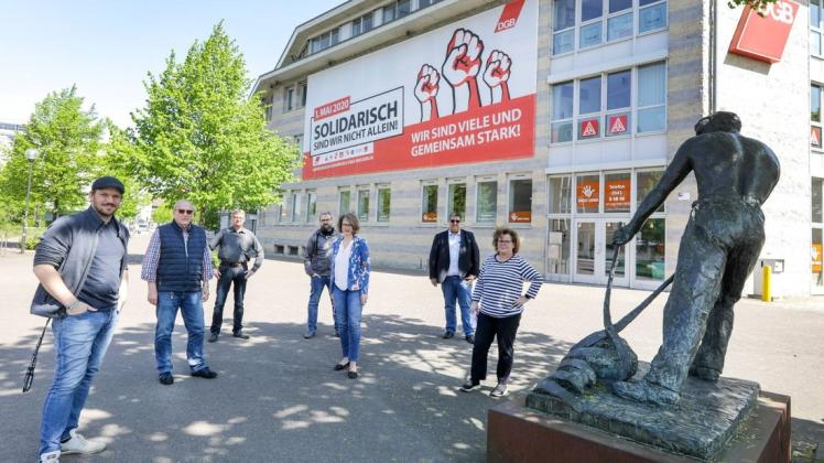 Am Gewerkschaftshaus in Osnabrück prangt ein riesiges Plakat mit der Aufschrift "Solidarisch ist man nicht alleine". Im Vordergrund: Die Gewerkschaftssekretäre der Region Osnabrück-Emsland-Grafschaft Bentheim. Am Gewerkschaftshaus in Osnabrück prangt ein riesiges Plakat mit der Aufschrift "Solidarisch ist man nicht alleine". Im Vordergrund: Die Gewerkschaftssekretäre der Region Osnabrück-Emsland-Grafschaft Bentheim.
