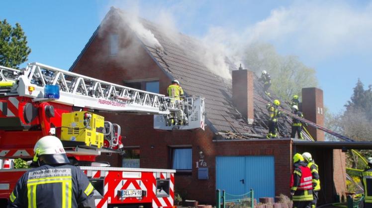 Bei einem Feuer in Lemwerder ist am Freitag vor den Toren Delmenhorsts großer Schaden entstanden. Die Feuerwehren waren mit 80 Kräften vor Ort.