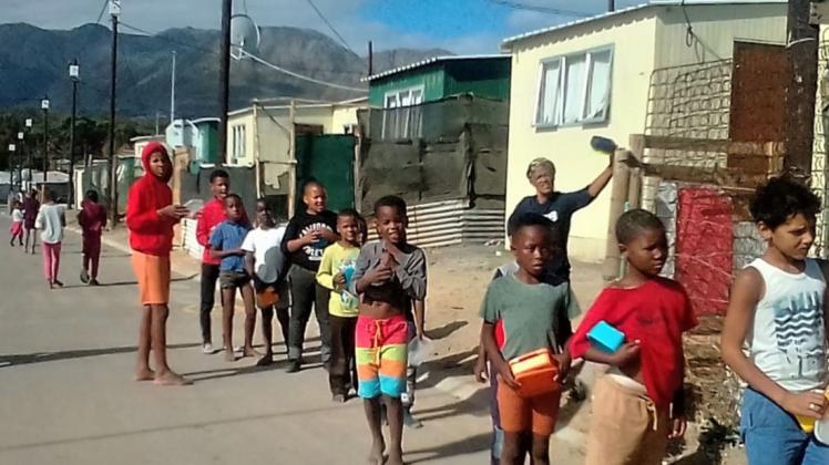 In den Townships rund um Kapstadt haben viele Menschen im Zuge der Corona-Krise ihre Arbeit verloren. Gesundheitshelfer, die auch mit Hilfe von Project:Help aus Lingen ausgebildet worden sind, bieten dort jetzt vor allem den Kindern, die nicht mehr zur Schule gehen können, eine warme Mahlzeit an. Foto: Masincedane