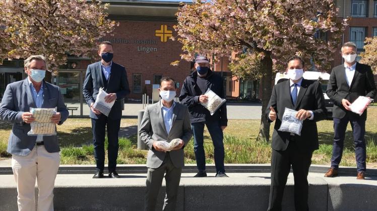 Die Gervie Geschäftsführer Gerd Möller und Vien Xuan Duong (vorne von links) überreichten 2000 Mund-Nasen-Schutze an das Bonifatius-Hospital.
