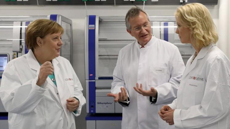 Vor fast einem Jahr, am 23. Mai 2019, ließ sich Kanzlerin Angela  Merkel (CDU) mit Ministerpräsidentin Manuela Schwesig (SPD) von Centogene-Chef Professor Arndt Rolfs durch das Gen-Analyse-Unternehmen führen.