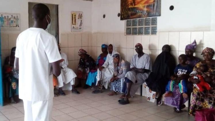 Im Health Center warten die Patienten auf Hilfe und auf Schutz für Mund und Nase. Im Health Center warten die Patienten auf Hilfe und auf Schutz für Mund und Nase.