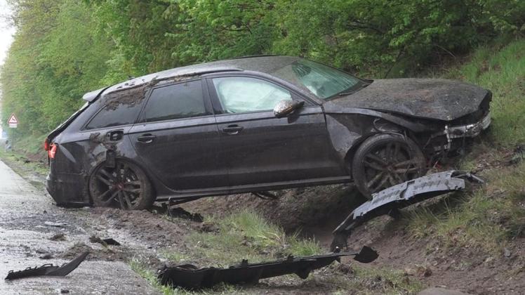 Ein 34-jähriger Autofahrer hat sich am Mittwochmittag während eines Regenschauers mit seinem Audi RS6 auf der A29 im Bereich der Gemeinde Hatten überschlagen.