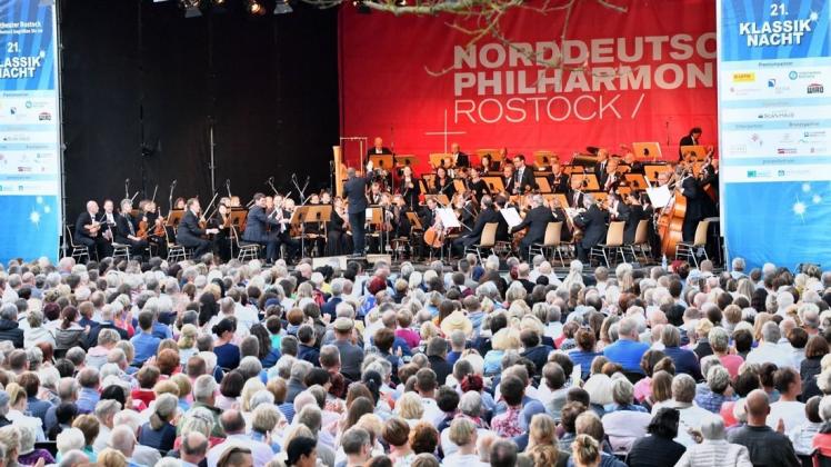 Mehr als 3000 Besucher lauschten im vergangenen Jahr den klassischen Klängen der Norddeutschen Philharmonie Rostock im Zoo Rostock. Dieses Jahr werden es Corona bedingt etwas weniger.