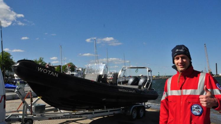 Freut sich über das neue Motorrettungsboot "Wotan": Lars Hennig von der DRK-Wasserwacht.