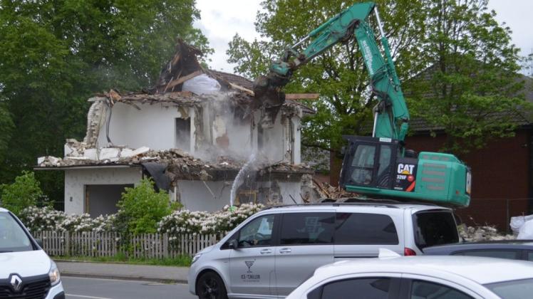 Lange Zeit unbewohnbar: Jetzt wurde das Haus an der Urneburger Straße 2 in Ganderkesee abgerissen.