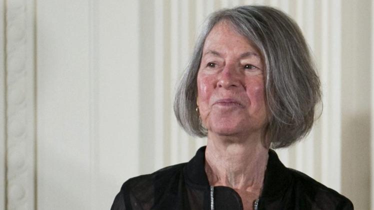 Oktober: Literaturnobelpreis für Louise Glück: Die amerikanische Lyrikerin und Essayistin erhielt in diesem Jahr die Auszeichnung der Schwedischen Akademie. Die 77-Jährige werde "für ihre unverkennbare poetische Stimme" ausgezeichnet, mit der sie "mit strenger Schönheit die individuelle Existenz universell" mache, sagte der Ständige Sekretär der Akademie, Mats Malm. Oktober: Literaturnobelpreis für Louise Glück: Die amerikanische Lyrikerin und Essayistin erhielt in diesem Jahr die Auszeichnung der Schwedischen Akademie. Die 77-Jährige werde "für ihre unverkennbare poetische Stimme" ausgezeichnet, mit der sie "mit strenger Schönheit die individuelle Existenz universell" mache, sagte der Ständige Sekretär der Akademie, Mats Malm.